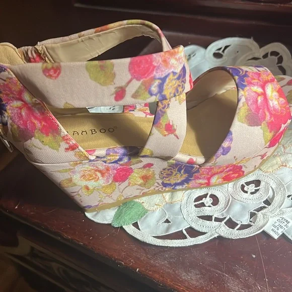 Adorable Bamboo floral wedges, never worn. Zip up back. Size 7 - Picture 2 of 5